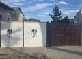 NA ZIDU NOVOOTVORENOG MESDŽIDA U SOMBORU OSVANULI UVREDLJIVI GRAFITI I MURAL RATNOG ZLOČINCA