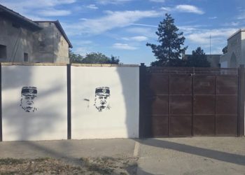 NA ZIDU NOVOOTVORENOG MESDŽIDA U SOMBORU OSVANULI UVREDLJIVI GRAFITI I MURAL RATNOG ZLOČINCA