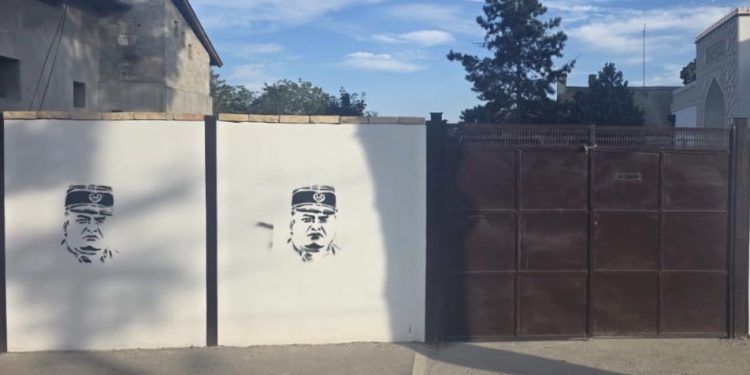 NA ZIDU NOVOOTVORENOG MESDŽIDA U SOMBORU OSVANULI UVREDLJIVI GRAFITI I MURAL RATNOG ZLOČINCA