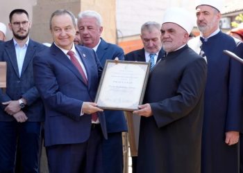 Dok mu Dudić dijeli ordenje i zahvalnice ispred Altun Alem džamije, Dačić negira Sandžak VIDEO