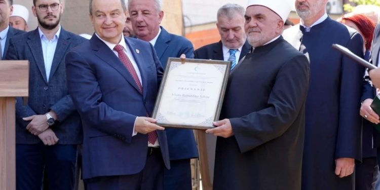 Dok mu Dudić dijeli ordenje i zahvalnice ispred Altun Alem džamije, Dačić negira Sandžak VIDEO