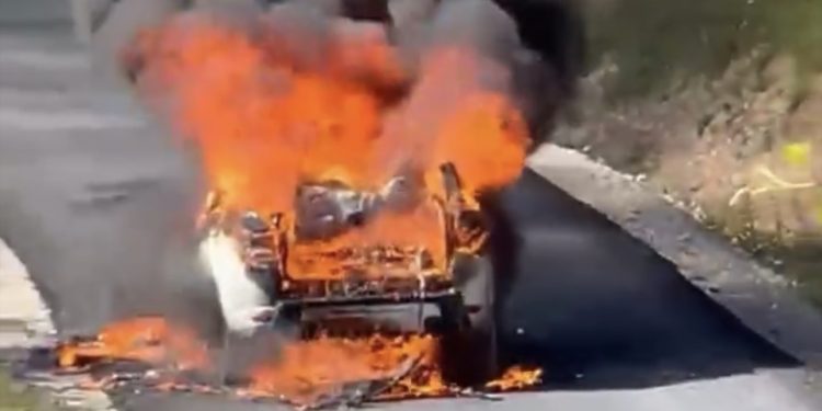 Gori automobil na putu Mađare-Paljevo kod Tutina, nema žetava VIDEO