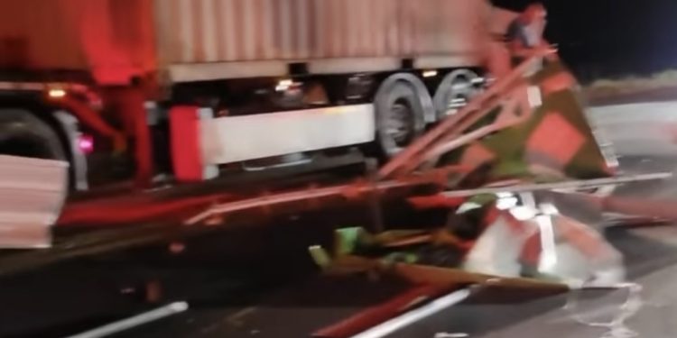 TEŠKA SAOBRAĆAJNA NESREĆA: Kamion se zakucao u zaustavljeno vozilo, krave mrtve po auto-putu