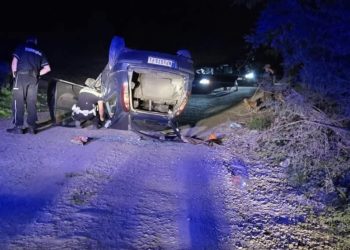 SAOBRAĆAJNA NEZGODA U IZBICAMA: AUTOMOBIL SE PREVRNUO NA KROV, JEDNA OSOBA POVRIJEĐENA