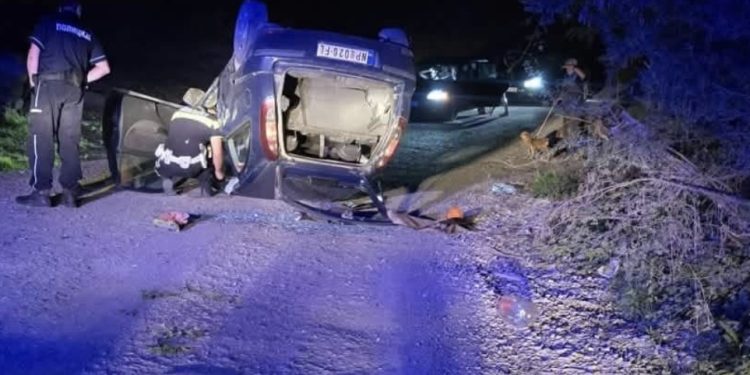 SAOBRAĆAJNA NEZGODA U IZBICAMA: AUTOMOBIL SE PREVRNUO NA KROV, JEDNA OSOBA POVRIJEĐENA