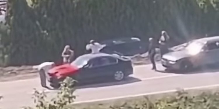 Skandal u Beranama: Policija zaustavila svatove iz Gusinja zbog nacionalne zastave Albanije VIDEO