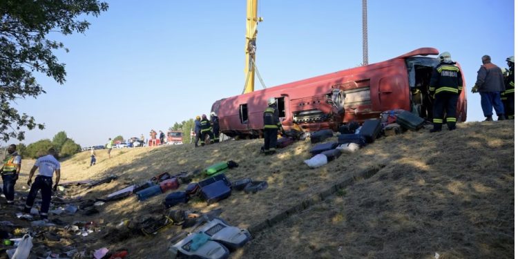 Tragedija na autoputu u Mađarskoj: Usled prevrtanja autobusa 12 poginulih