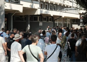 Veliki broj građana Novog Pazara ispred suda: „Samo smo branili kućni prag“