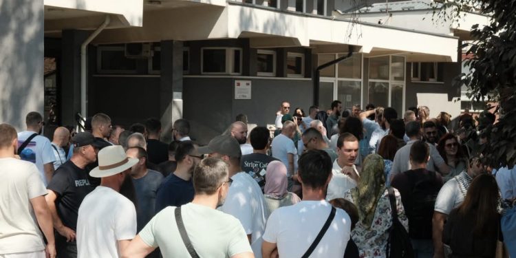 Veliki broj građana Novog Pazara ispred suda: „Samo smo branili kućni prag“