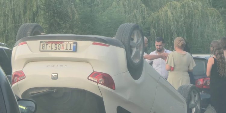 Automobil završio na krovu u Donjem Sebečevu, na putu Novi Pazar–Tutin