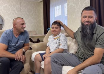 Nakon uspješno primljene terapije Alen Selmanović se vratio kući, osmjeh i sreća na licu VIDEO