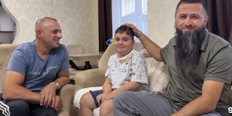 Nakon uspješno primljene terapije Anel Selmanović se vratio kući, osmjeh i sreća na licu VIDEO