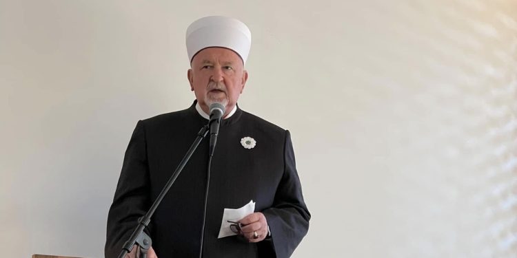 CERIĆ O SAHRANI RATKA MLADIĆA: „KADA CRKVA NE STANE PRED ŽRTVU, NEGO UZ OSUĐENOG ZLOČINCA“