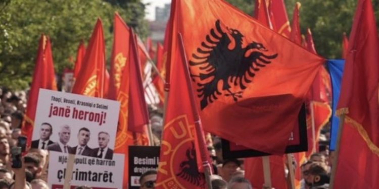 „Marš za slobodu“ u Prištini: Hiljade ljudi pred presudu Tačiju i ostalim bivšim vođama OVK