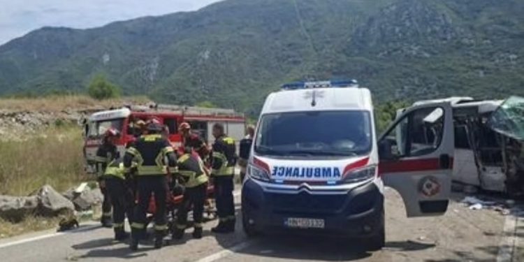 Tragedija u Crnoj Gori usled prevrtanja autobusa: Djevojka iz Srbije poginula, 16 povređeno a dijete kritično
