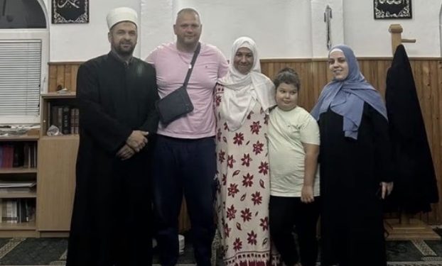 POSEBAN TRENUTAK U DŽAMIJI: Sandra izgovorila šehadet i prihvatila islam