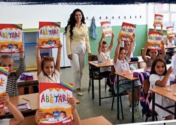 KURTI: BEOGRAD BLOKIRA NOVAC, A MI ŠALJEMO 37.429 KNJIGA ALBANSKIM ĐACIMA