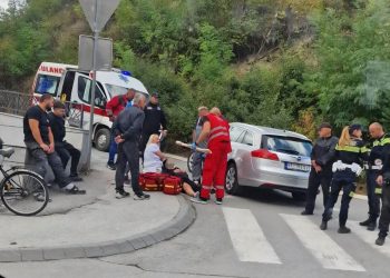 Pješak oboren na raskrsnici u centru Novog Pazara, hitna pomoć i policija na mjestu događaja