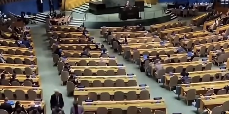 Zločinac Netanyahu govorio Ord praznim salom u UN-u: Uzvici “UBICA”, “UAA”