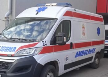 TROJE MALOLJETNE DJECE POVRIJEĐENO U TEŠKOJ NESREĆI: Automobil sletio i udario djecu u dvorištu