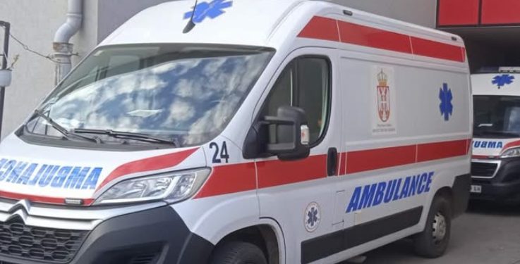 TROJE MALOLJETNE DJECE POVRIJEĐENO U TEŠKOJ NESREĆI: Automobil sletio i udario djecu u dvorištu