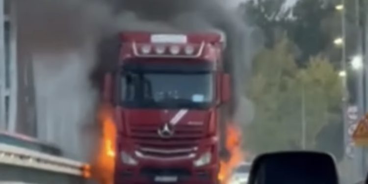 Kamion se zapalio na graničnom prelazi BiH i Srbije, Saobracaj blokiran satima