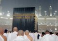 Jaka kiša i vjetar nisu smetali vjernicima pored Kabe da obave molitvu: Hiljade ljudi klanjalo akšam namaz