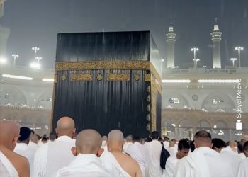 Jaka kiša i vjetar nisu smetali vjernicima pored Kabe da obave molitvu: Hiljade ljudi klanjalo akšam namaz