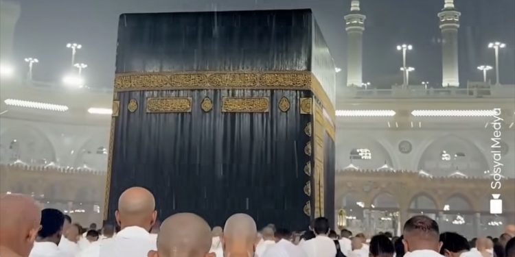Jaka kiša i vjetar nisu smetali vjernicima pored Kabe da obave molitvu: Hiljade ljudi klanjalo akšam namaz