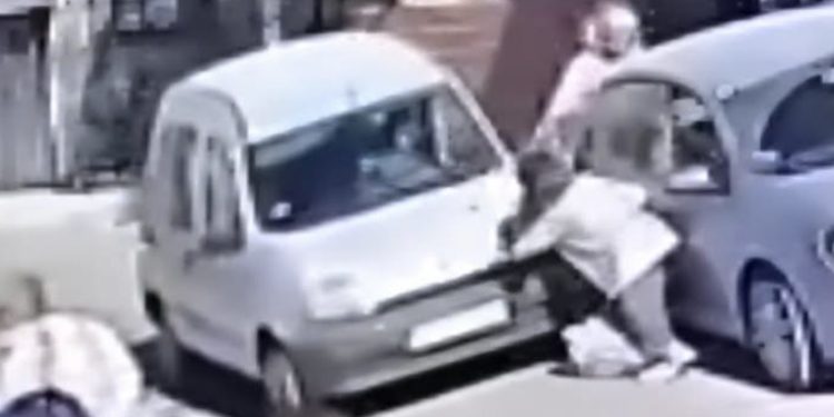 DRAMA KOD ŠKOLE „TRŠO“ U NOVOM PAZARU: Vozilo udarilo djevojčicu, vozač pobjegao