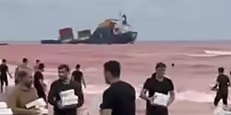 HORMUŠKOM MOREUZ: BROD POTONUO SA ROBOM, MJEŠTANI POKUPILI iPHONE TELEFONE