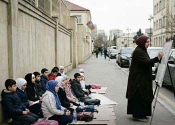 AZERBEJDŽAN: UČITELJICA ODRŽALA ČAS NA ULICI ZA UČENICE SA HIDŽABOM