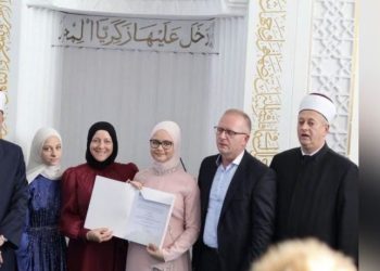 VELIKA RADOST ZA PORODICU ROŽAJAC: AMINA SA SAMO 17 GODINA POSTALA HAFIZA KUR’ANA