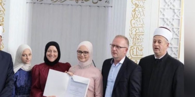 VELIKA RADOST ZA PORODICU ROŽAJAC: AMINA SA SAMO 17 GODINA POSTALA HAFIZA KUR’ANA