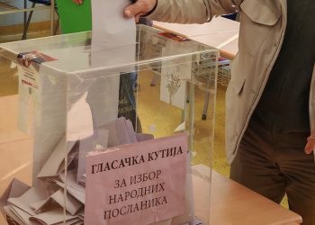 IZBORNI DAN U SRBIJI: SVA BIRAČKA MJESTA OTVORENA, velike gužve od samog jutra