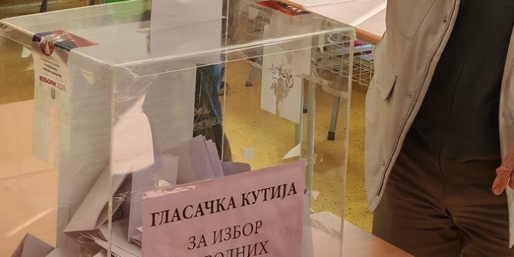 IZBORNI DAN U SRBIJI: SVA BIRAČKA MJESTA OTVORENA, velike gužve od samog jutra