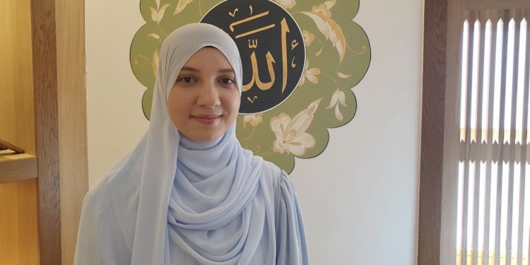 AMINA MRKONJIĆ POSTALA HAFIZA KUR’ANA ČASNOG: PONOS PORODICE I ISLAMSKE ZAJEDNICE